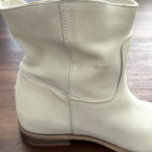 Nila & Nila NWT made in Italy Suede Ivory Bootie with Gold V on top. - Picture 3 of 7
